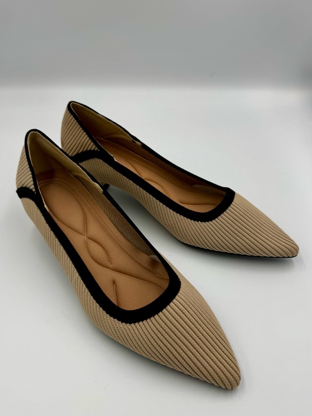 Nude Tan Knit Pointed Toe Kitten Heels Size 8 US 8/8.5 Pre-Owned